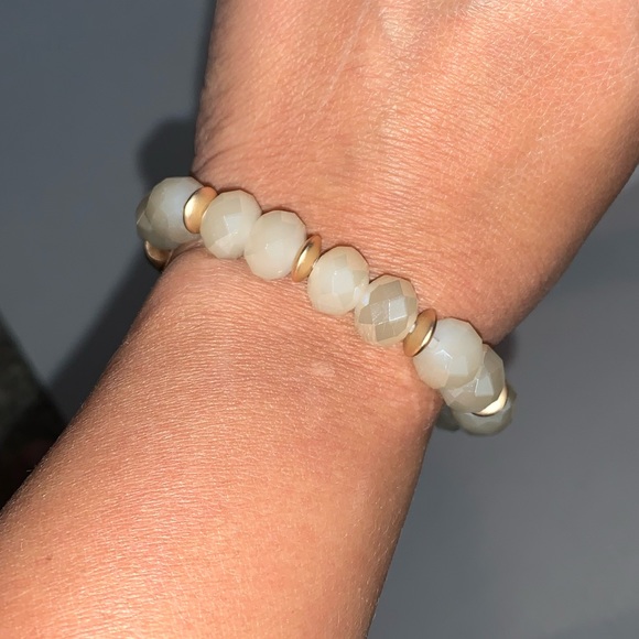 💛 Pearl & Gold Boho Style Bracelet - Picture 2 of 4